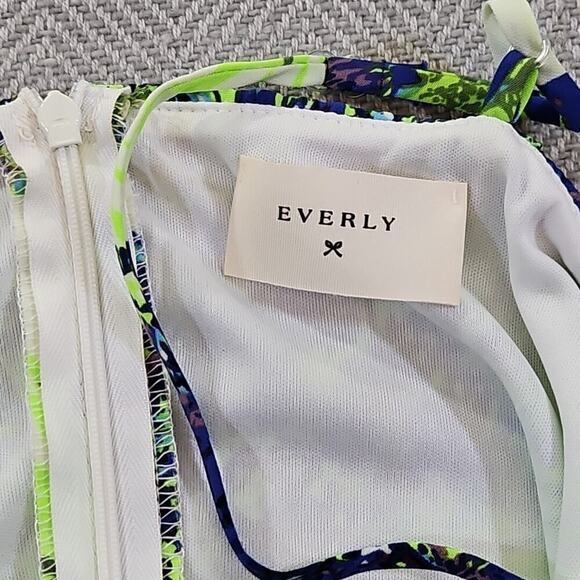 Everly Tennis Dress Size Small Green Watercolor Made In USA EUC Style DR3766 - Picture 6 of 10